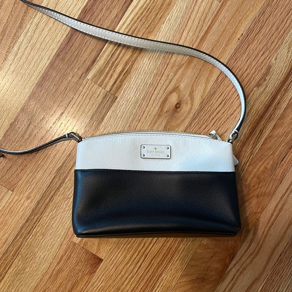 Kate Spade black and white leather purse. New without tags!